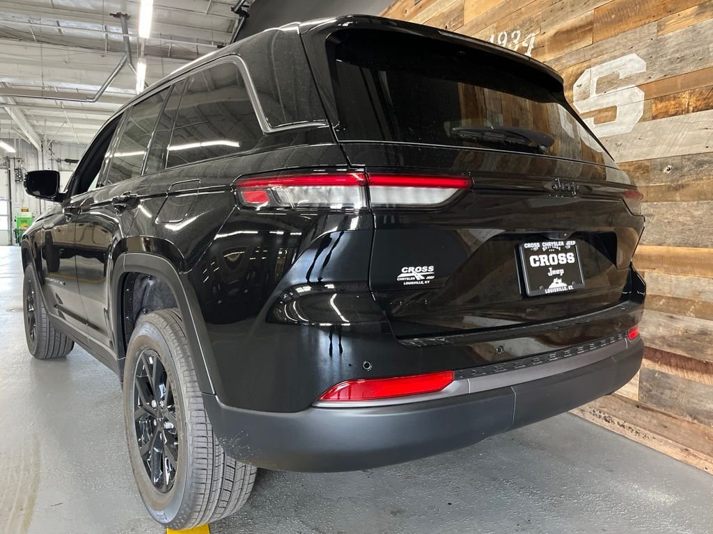 New 2026 Diamond Black Crystal Pearl-Coat Exterior Paint Jeep Altitude image 17