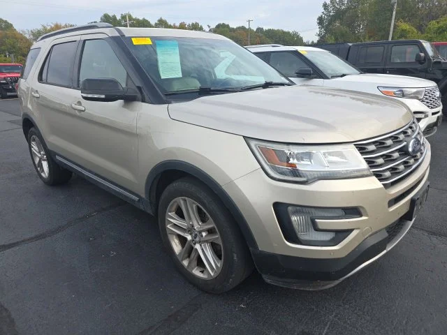 Used 2017 White Gold Metallic Ford XLT image 3