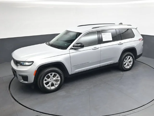 Used 2023 Silver Jeep Limited image 33