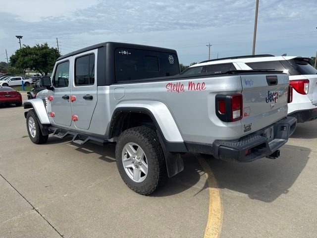 Used 2022 Silver Jeep Sport image 3