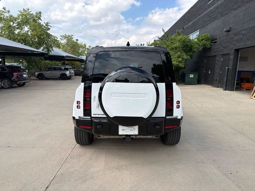 Used 2025 Fuji White Land Rover X-Dynamic SE image 4