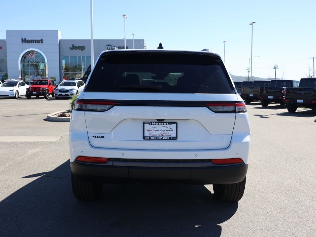 New 2026 Bright White Clear-Coat Exterior Paint Jeep Limited image 4