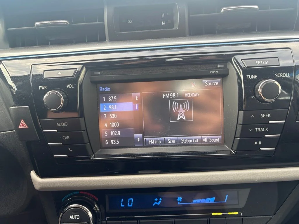 Used 2016 Silver Toyota LE image 19