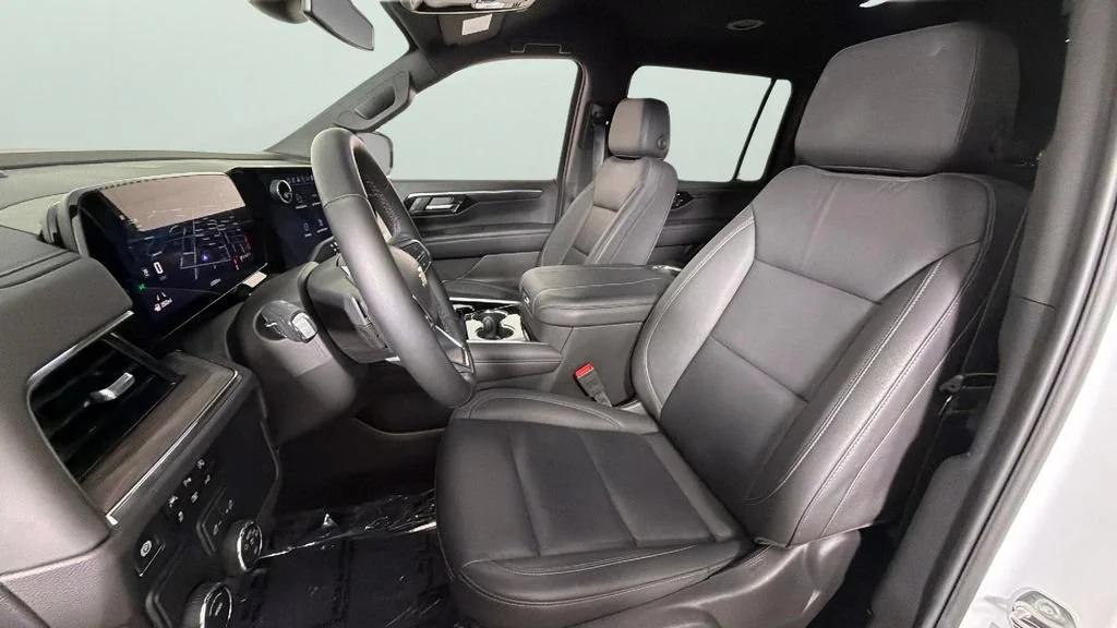 Used 2025 Summit White Chevrolet LT image 17