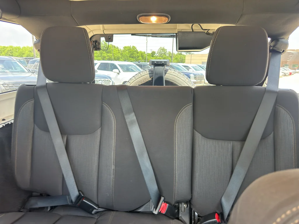 Used 2014 Bright White Clearcoat Jeep Sahara image 27