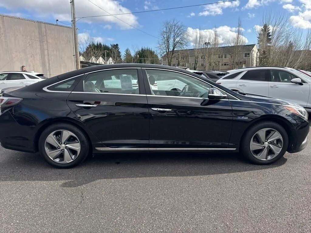 Used 2016 Black Hyundai Base image 8