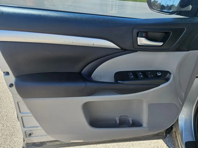 Used 2019 Silver Toyota XLE image 10