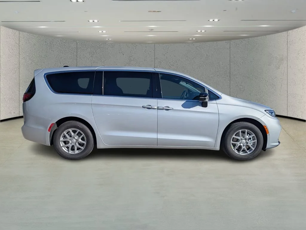New 2026 Silver Mist Clear-Coat Exterior Paint Chrysler Select image 3