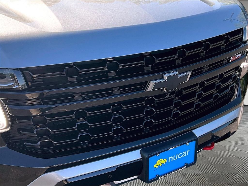 Used 2024 Gray Chevrolet Z71 image 33