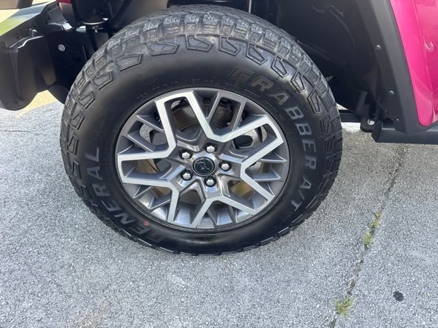 Used 2024  Jeep Sahara image 18