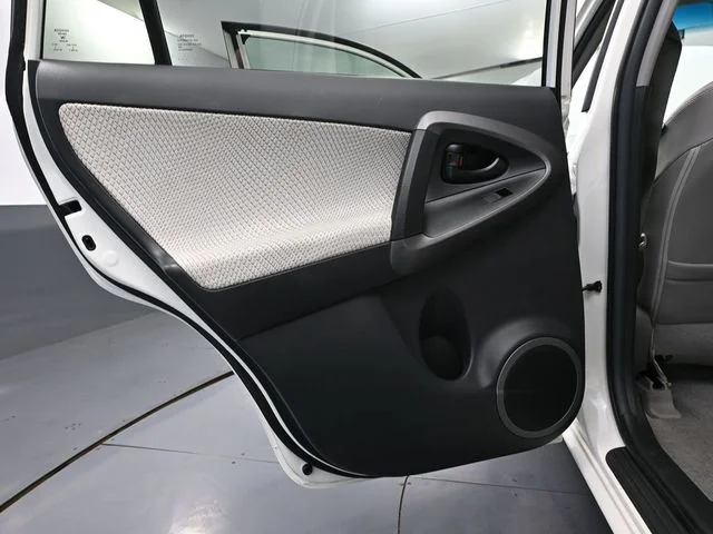 2012 Toyota RAV4 EV - Photo 31