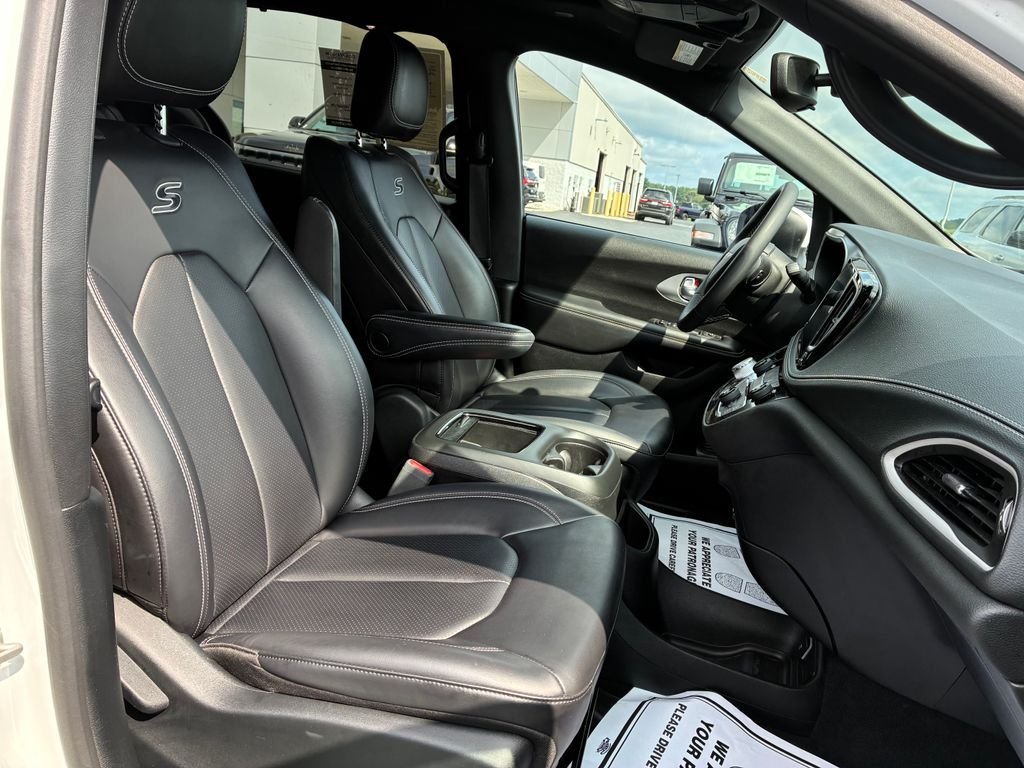 Used 2023 White Chrysler Touring L image 21