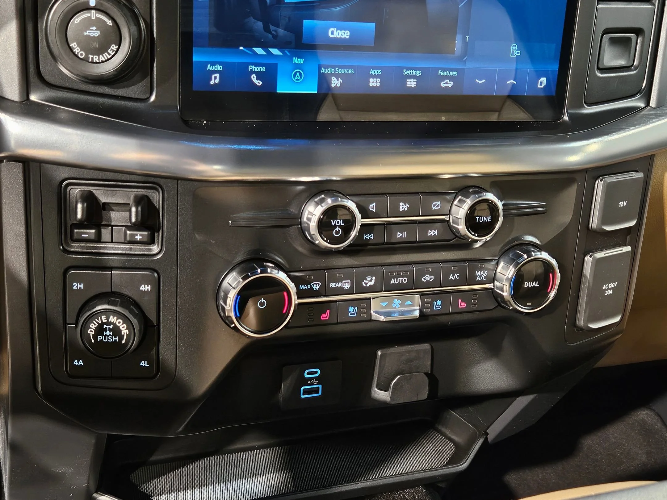 Used 2022 Smoked Quartz Metallic Tinted Clearcoat Ford LARIAT image 32