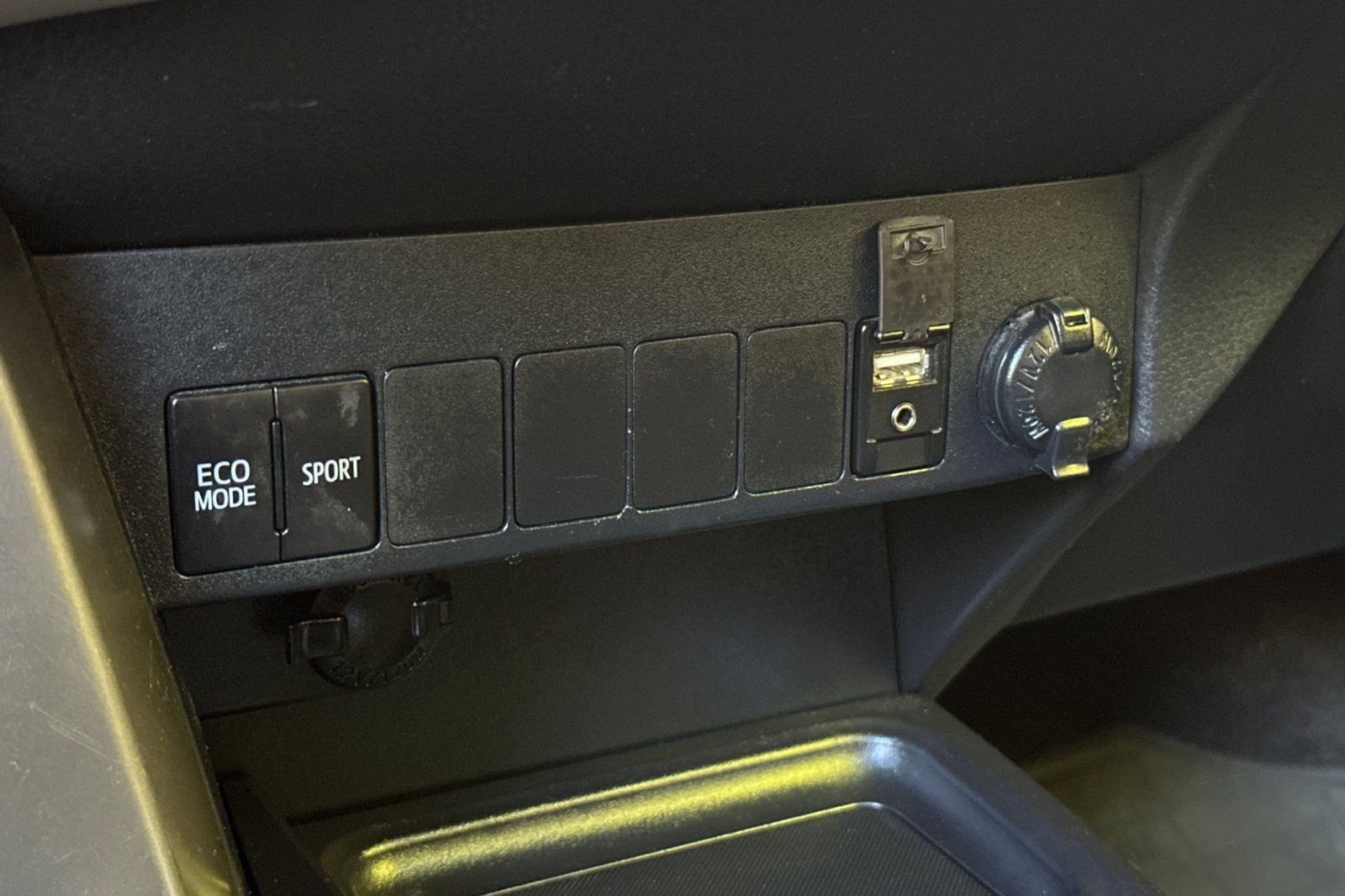 Used 2015 White Toyota XLE image 38