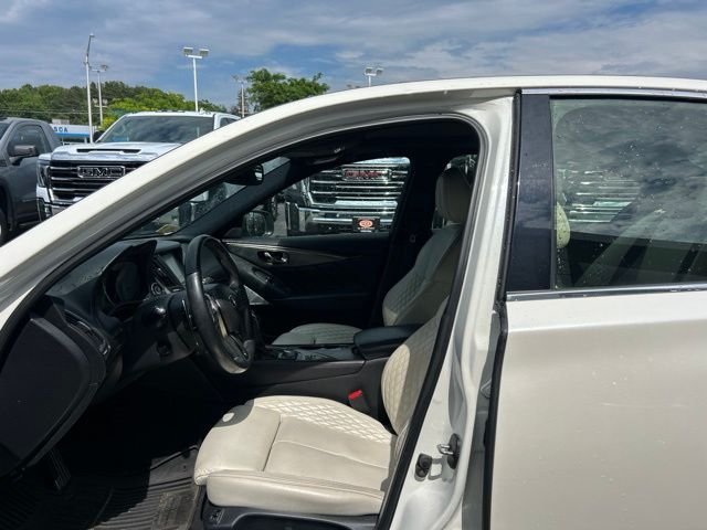Used 2019 White INFINITI Red Sport 400 image 8