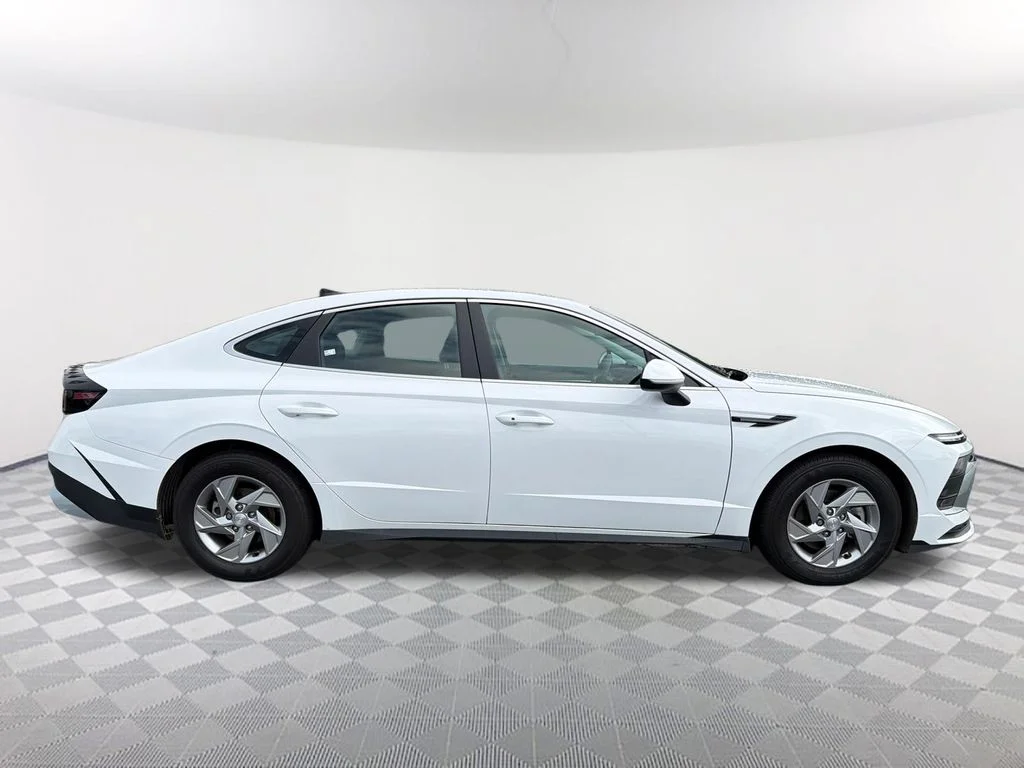 Used 2025 White Hyundai SE image 4