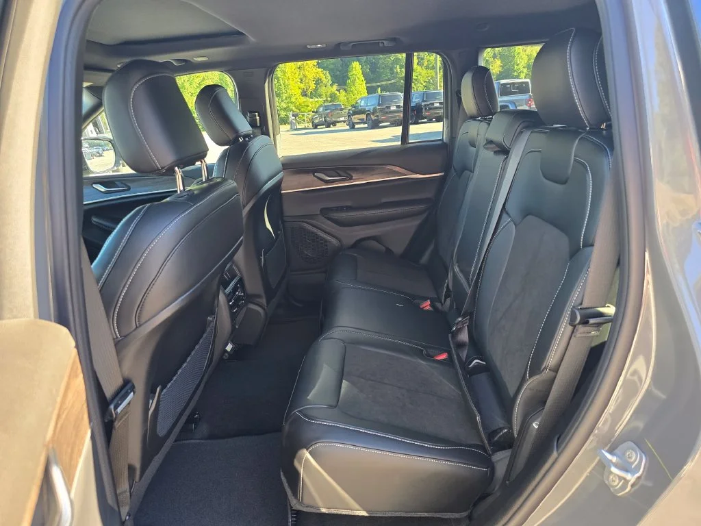 New 2027 Gray Jeep Laredo Altitude image 10