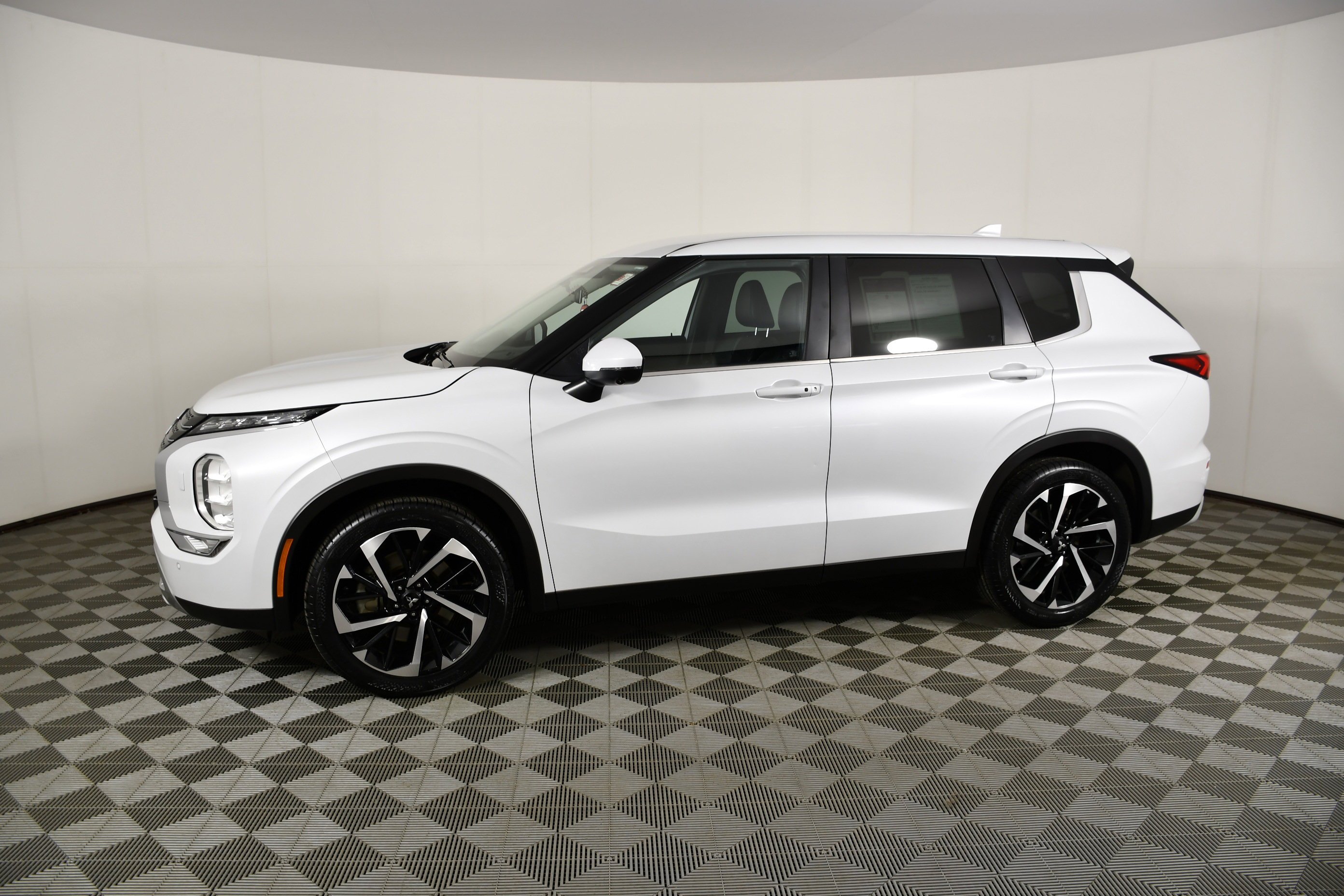 Certified Used 2022 White Diamond Mitsubishi SE image 9