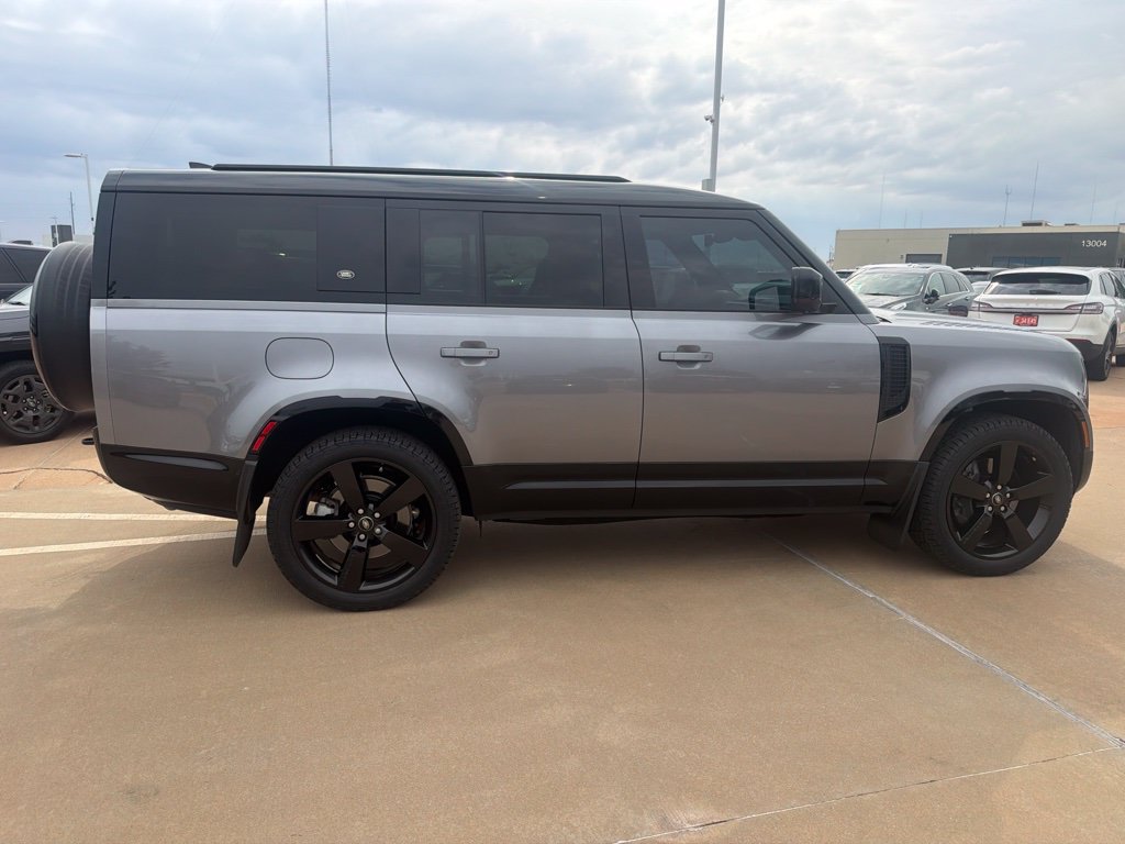 Used 2024 Gray Land Rover X-Dynamic SE image 3