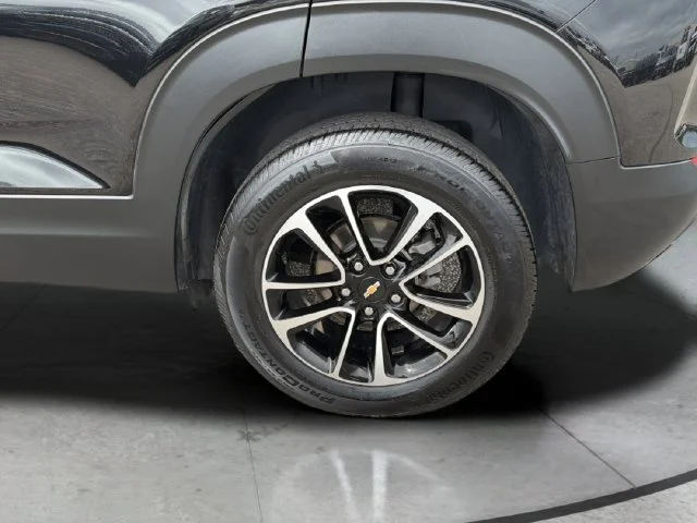 Certified Used 2025 Mosaic Black Metallic Chevrolet LT image 28