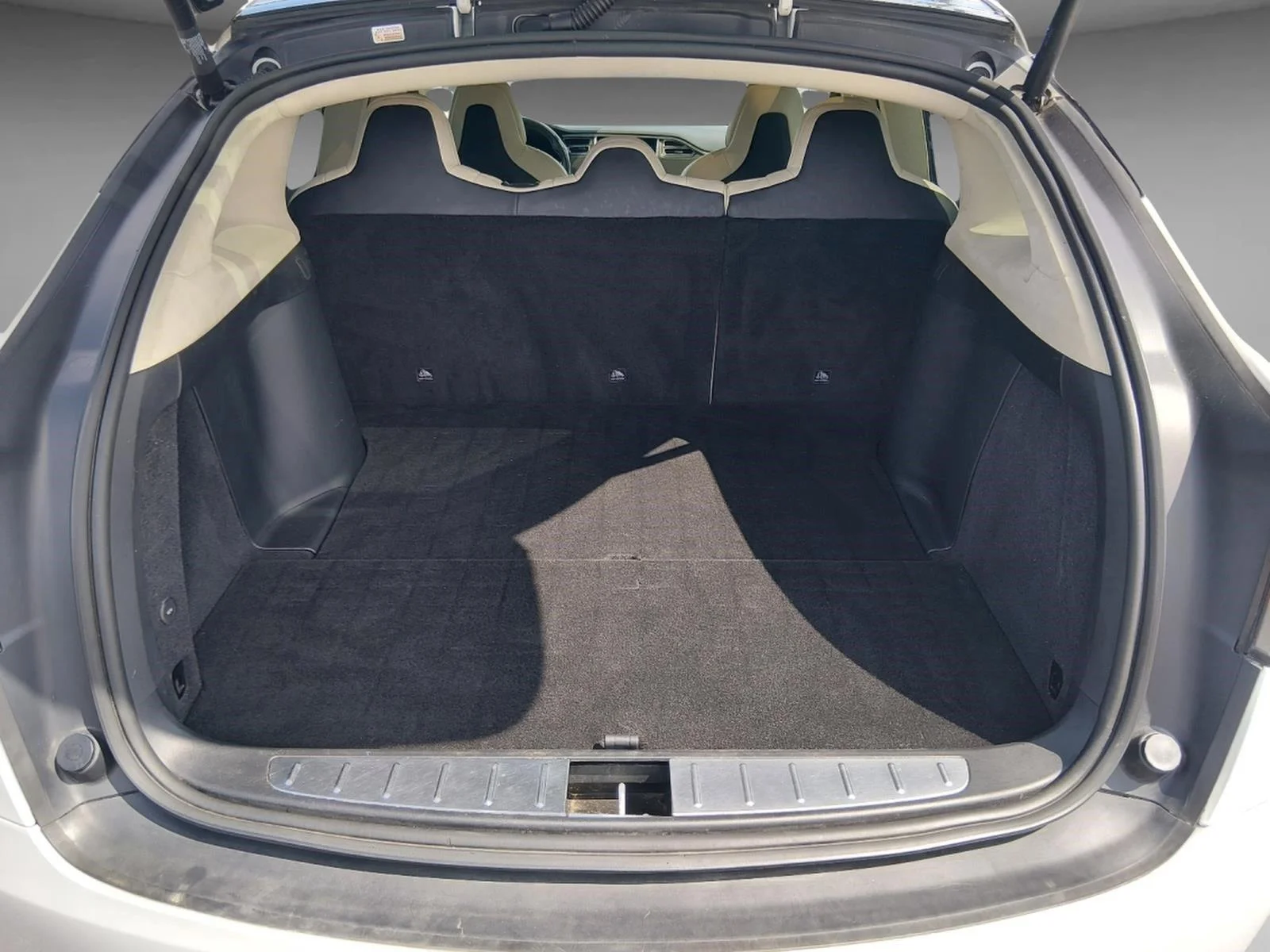 Used 2017  Tesla 90D image 21