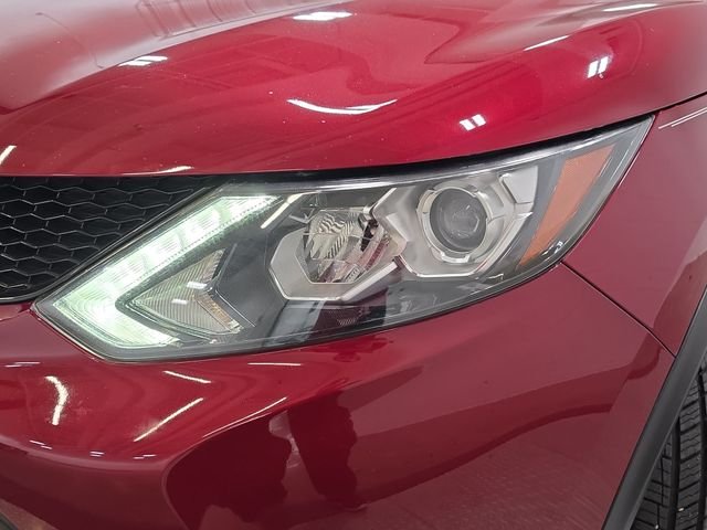 Used 2019 Red Nissan SL image 29
