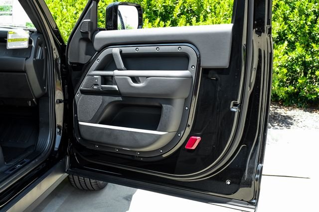 New 2026 Santorini Black Metallic Land Rover V8 image 40