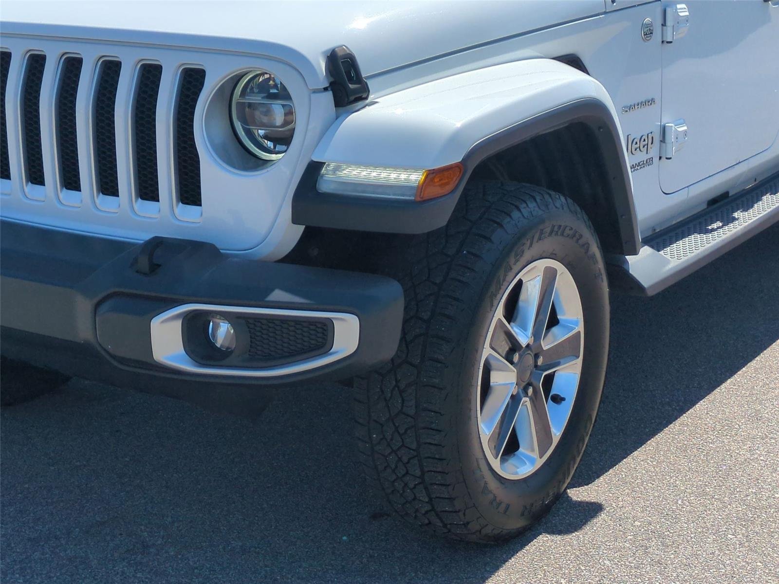 Used 2019 Bright White Clearcoat Jeep Sahara image 9