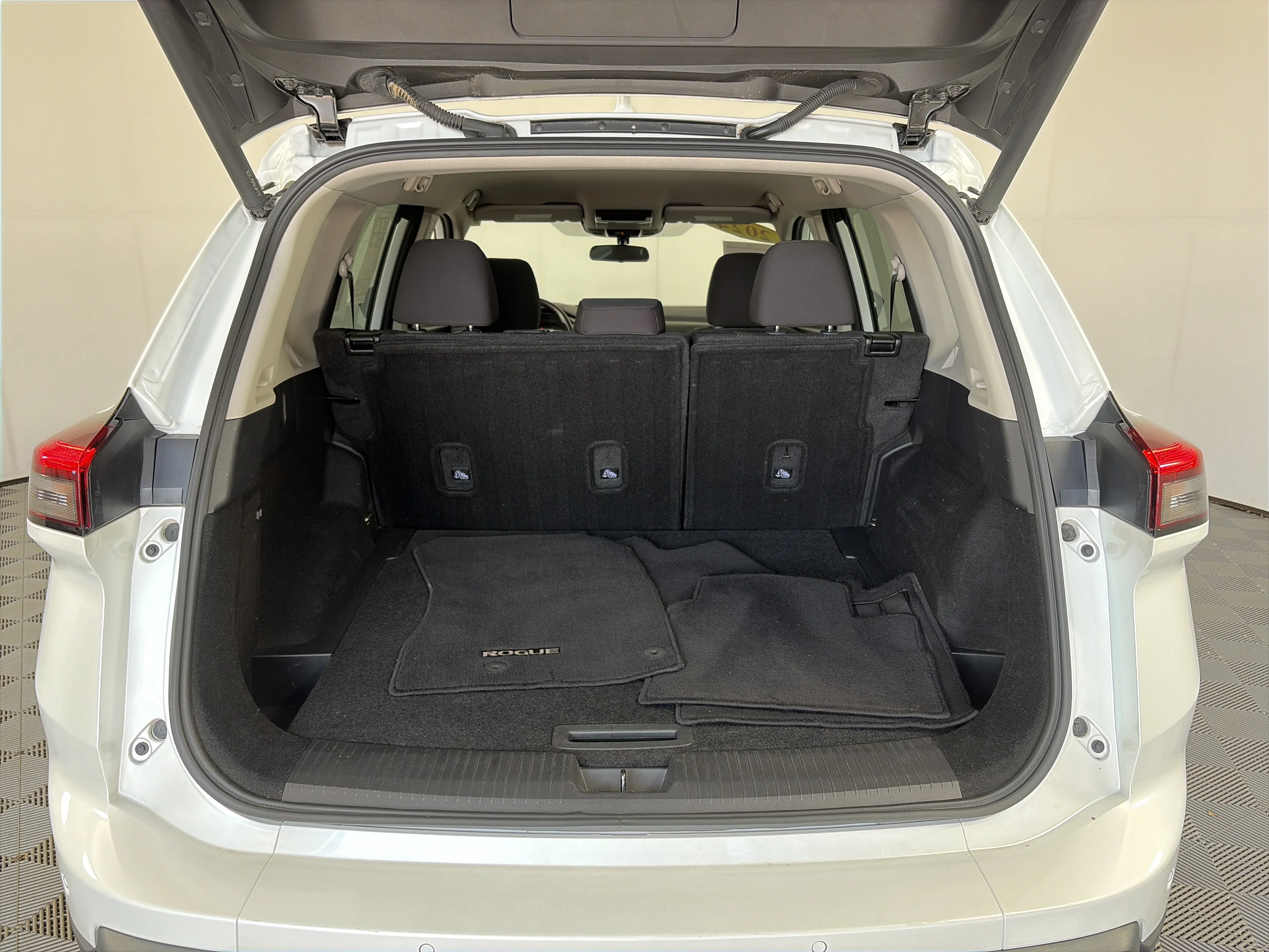 Used 2024 Everest White Pearl Nissan SV image 15