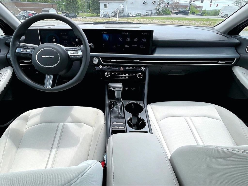 Used 2025 Black Hyundai SE image 21