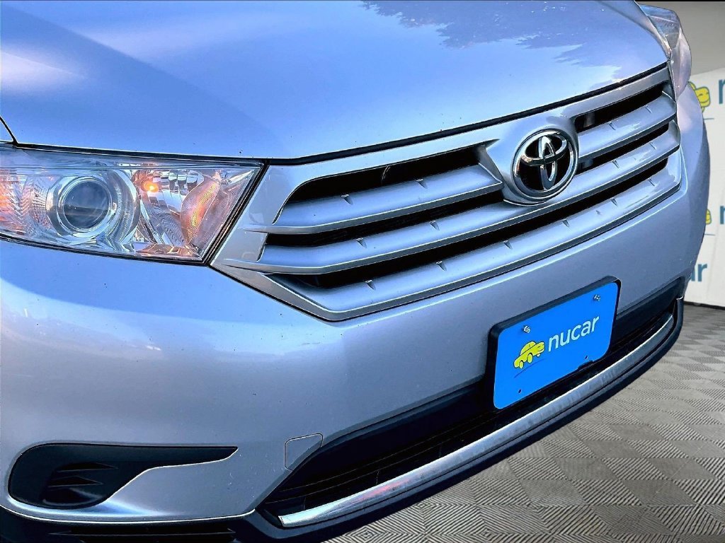 Used 2013 Silver Toyota Base image 32