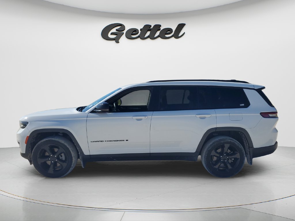 Used 2022 White Jeep Altitude image 8