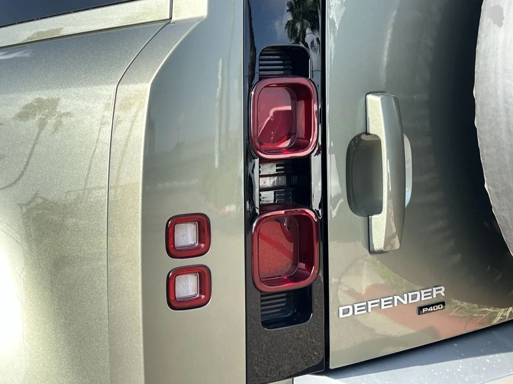 Used 2021 Green Land Rover SE image 10