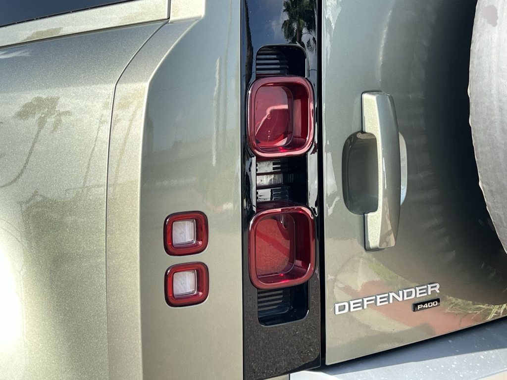 Used 2021 Green Land Rover SE image 10