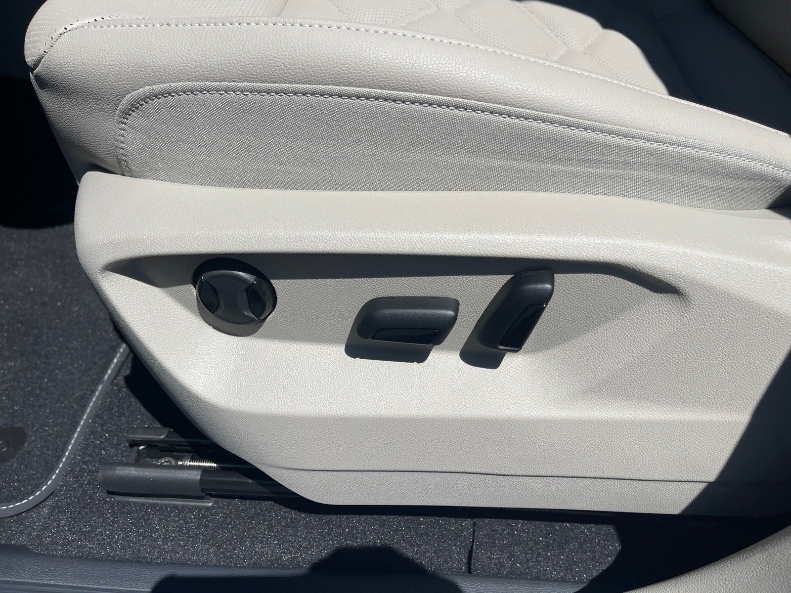 New 2026 Opal White Pearl Volkswagen SE image 9