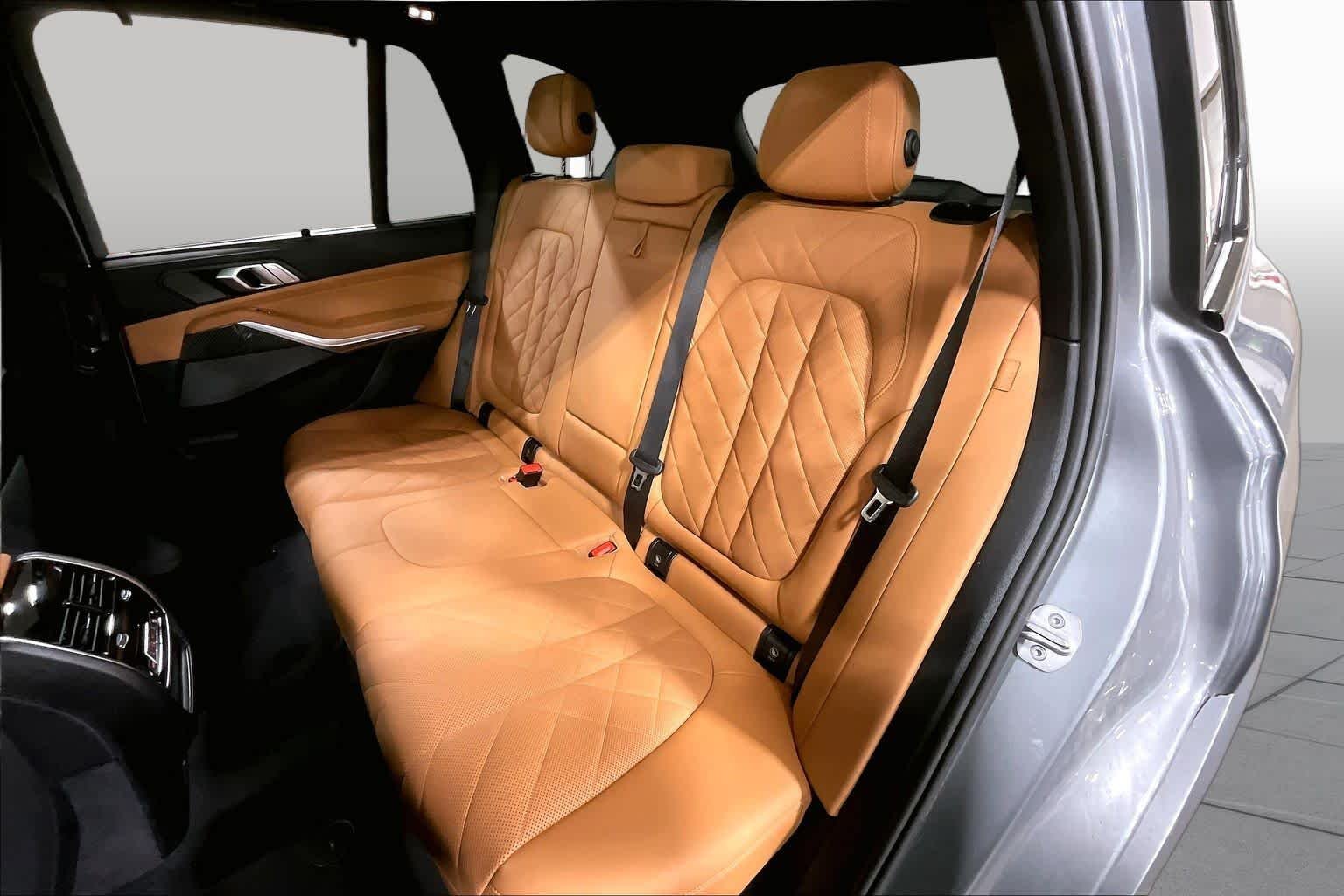 Used 2025 Skyscraper Grey Metallic BMW M60i image 38