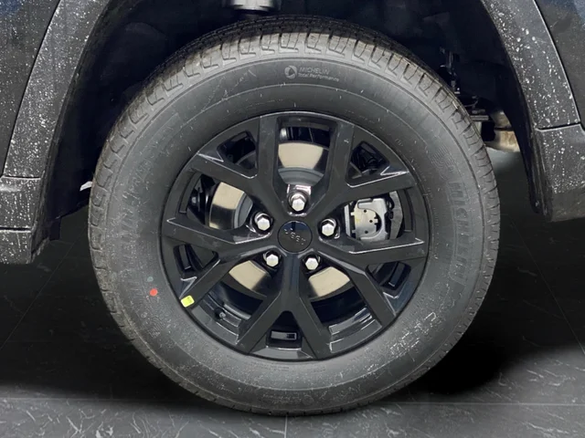 New 2026 Diamond Black Crystal Pearl-Coat Exterior Paint Jeep Altitude image 37