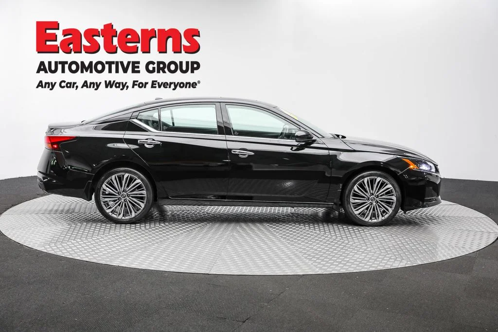 Used 2023 Black Nissan 2.5 SL image 4