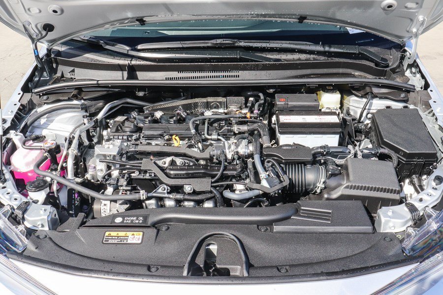 New 2027 Classic Silver Metallic Toyota LE image 13