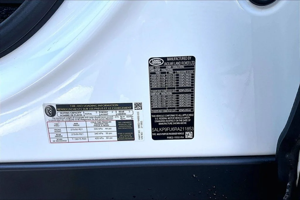 Used 2024 White Land Rover SE image 33