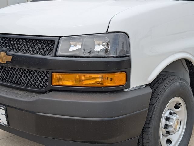 New 2026 Summit White Chevrolet 1WT image 2