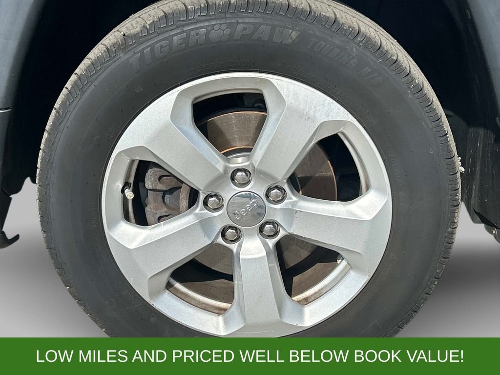Used 2018 Gray Jeep Latitude image 9