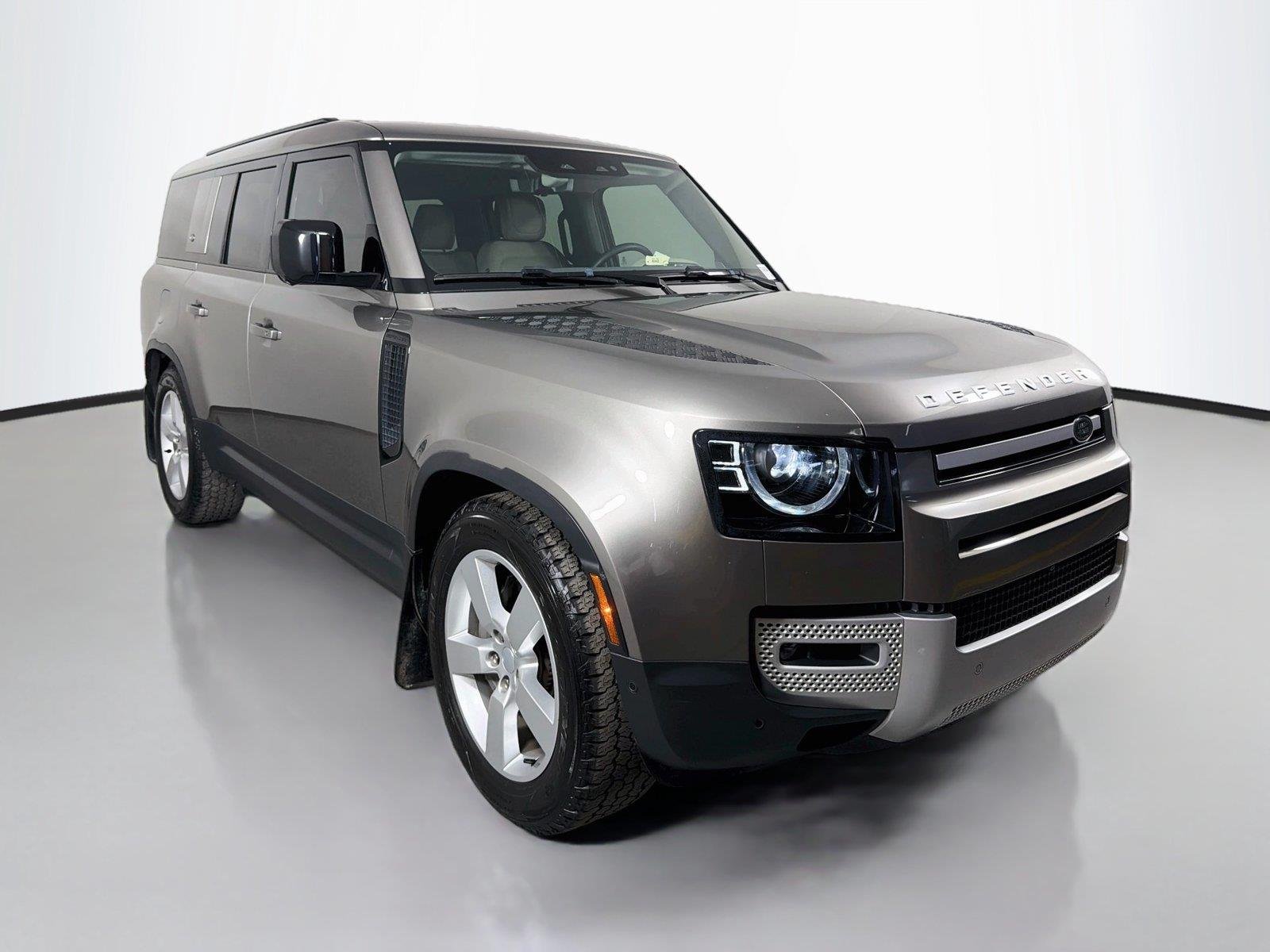 Used 2024 Silicon Silver Land Rover S image 3