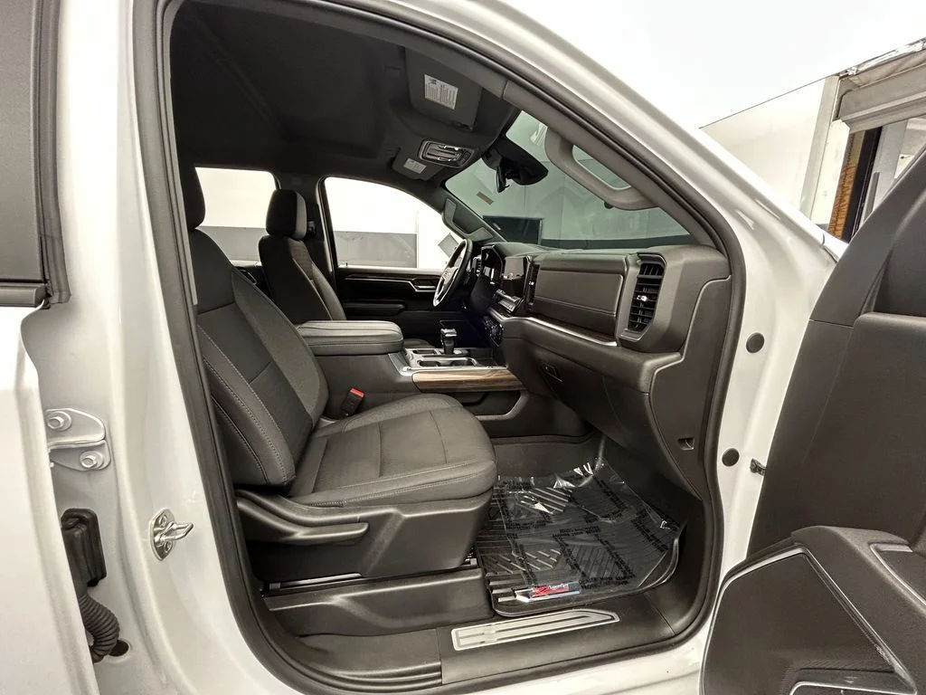 Used 2026 Summit White Chevrolet LT image 10