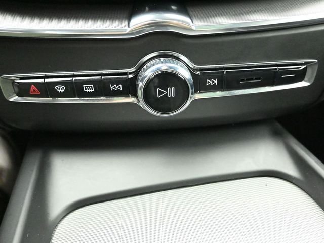 2022 VOLVO XC60 - Image 16