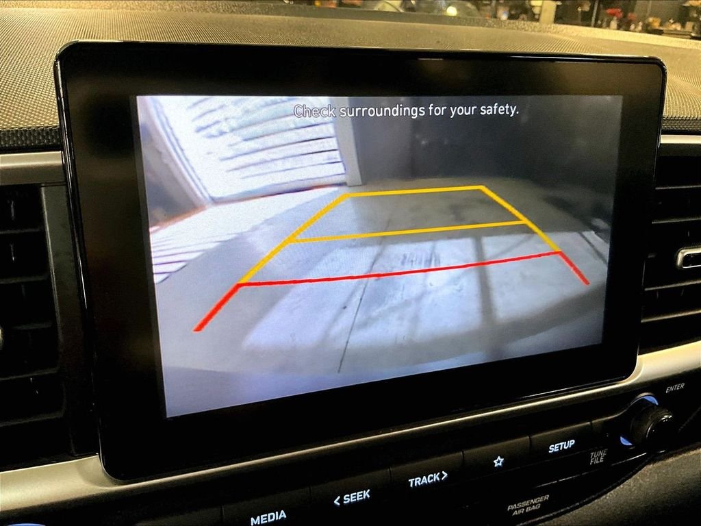 Used 2020 White Hyundai SE image 20