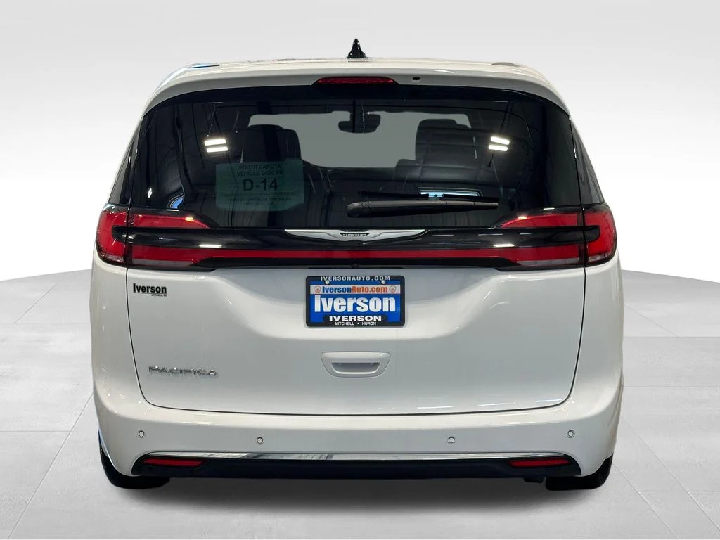 Used 2025 White Chrysler Select image 6