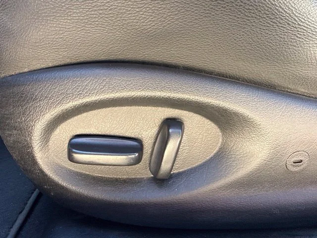 Used 2006 Blue Pontiac Base image 20