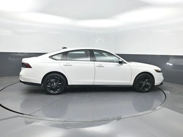 Used 2025 White Honda SE image 33