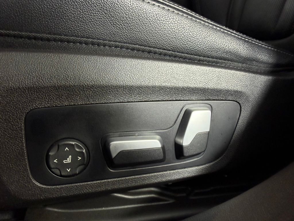 2023 BMW 3 Series 330e - Photo 24